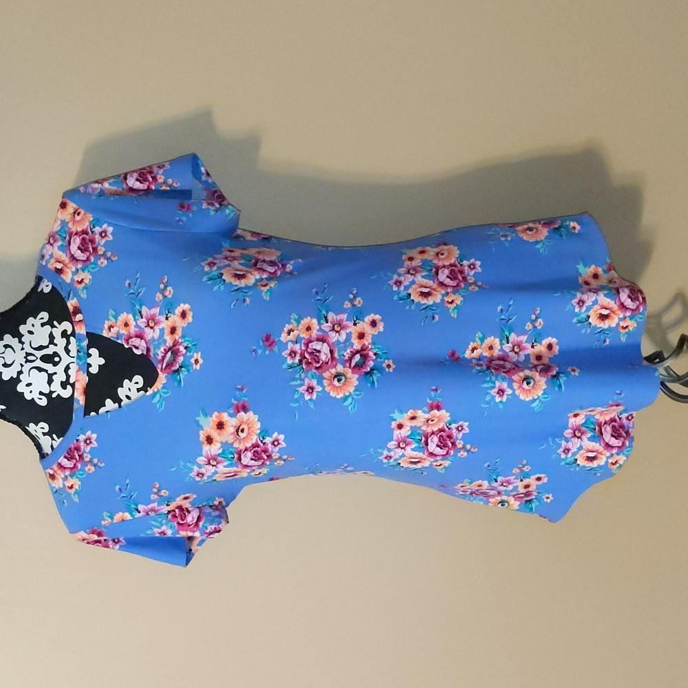 EUC Jrs. Joe Boxer S/S top with floral design and keyhole neckline Sz La…